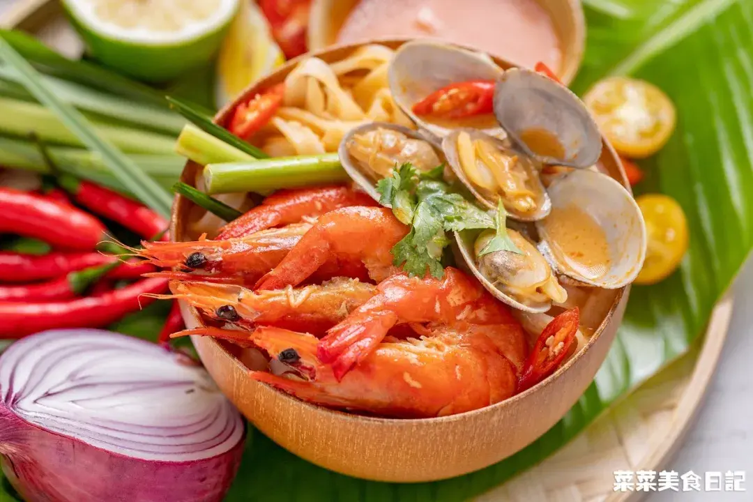 天热别在厨房耗着了这盘冬阴功煎虾10分钟就上桌酸香开胃