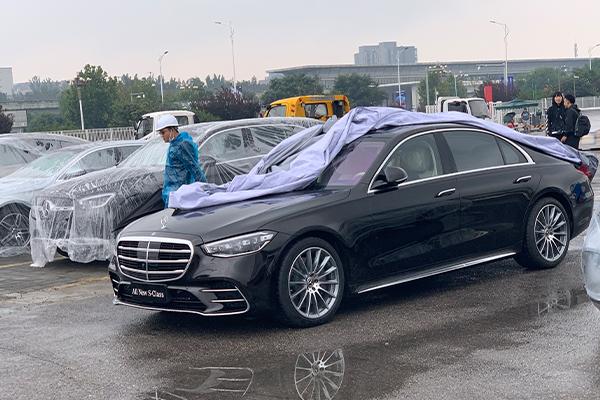 全新s级采用了最新的家族式设计语言,将