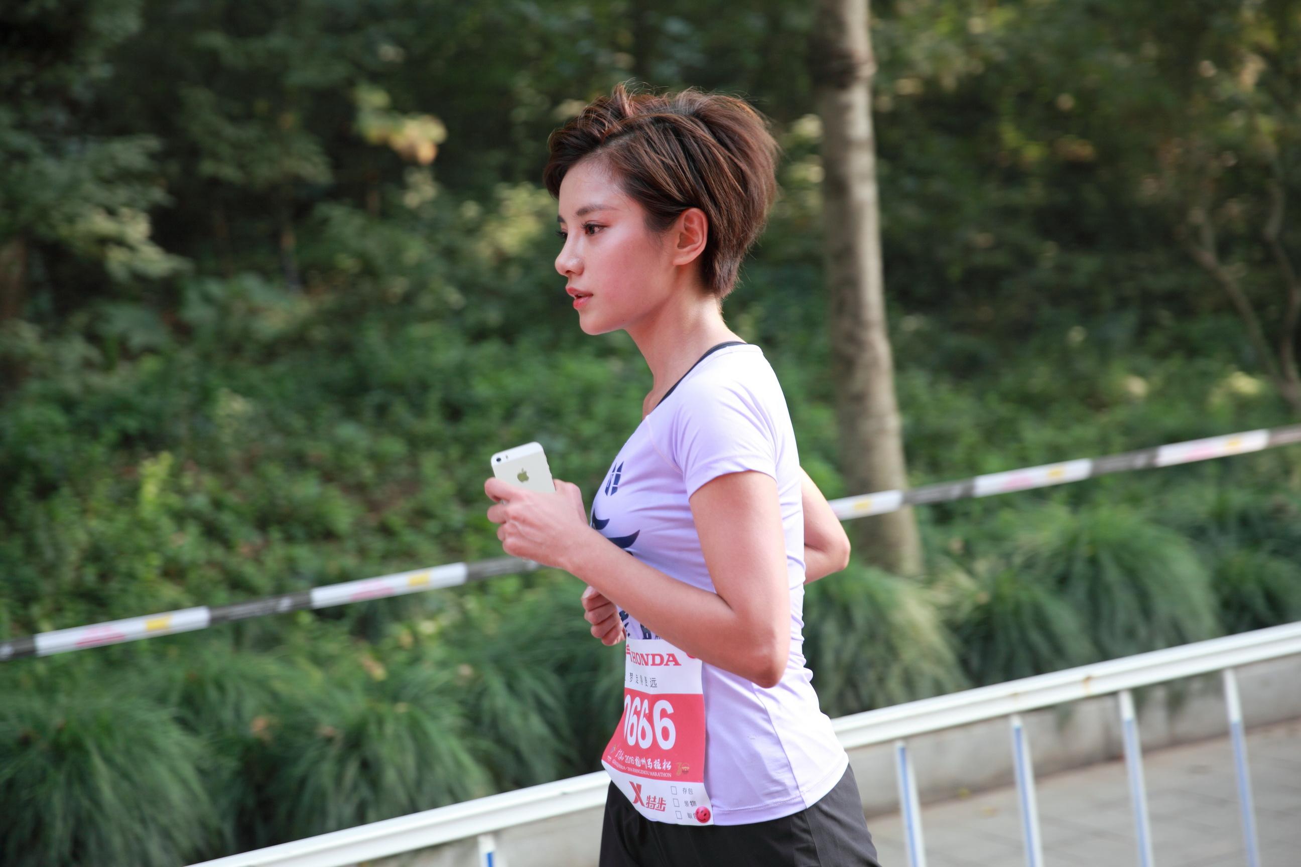 主持人伊一不二跑团征战杭州马拉松