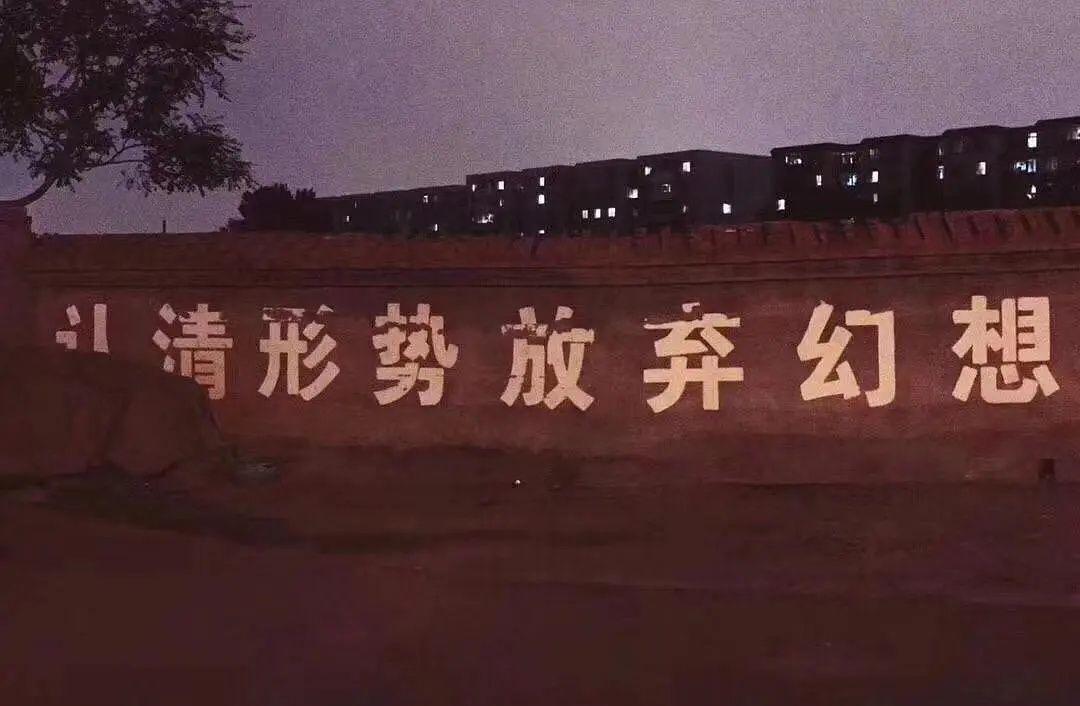 努力认清现实,放弃幻想,但不停止前进做人嘛,最重要的就是自信和乐观