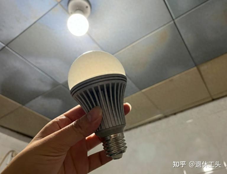 LED灯是怎么从“最节能”沦落成“又暗又费电”的? - 知乎