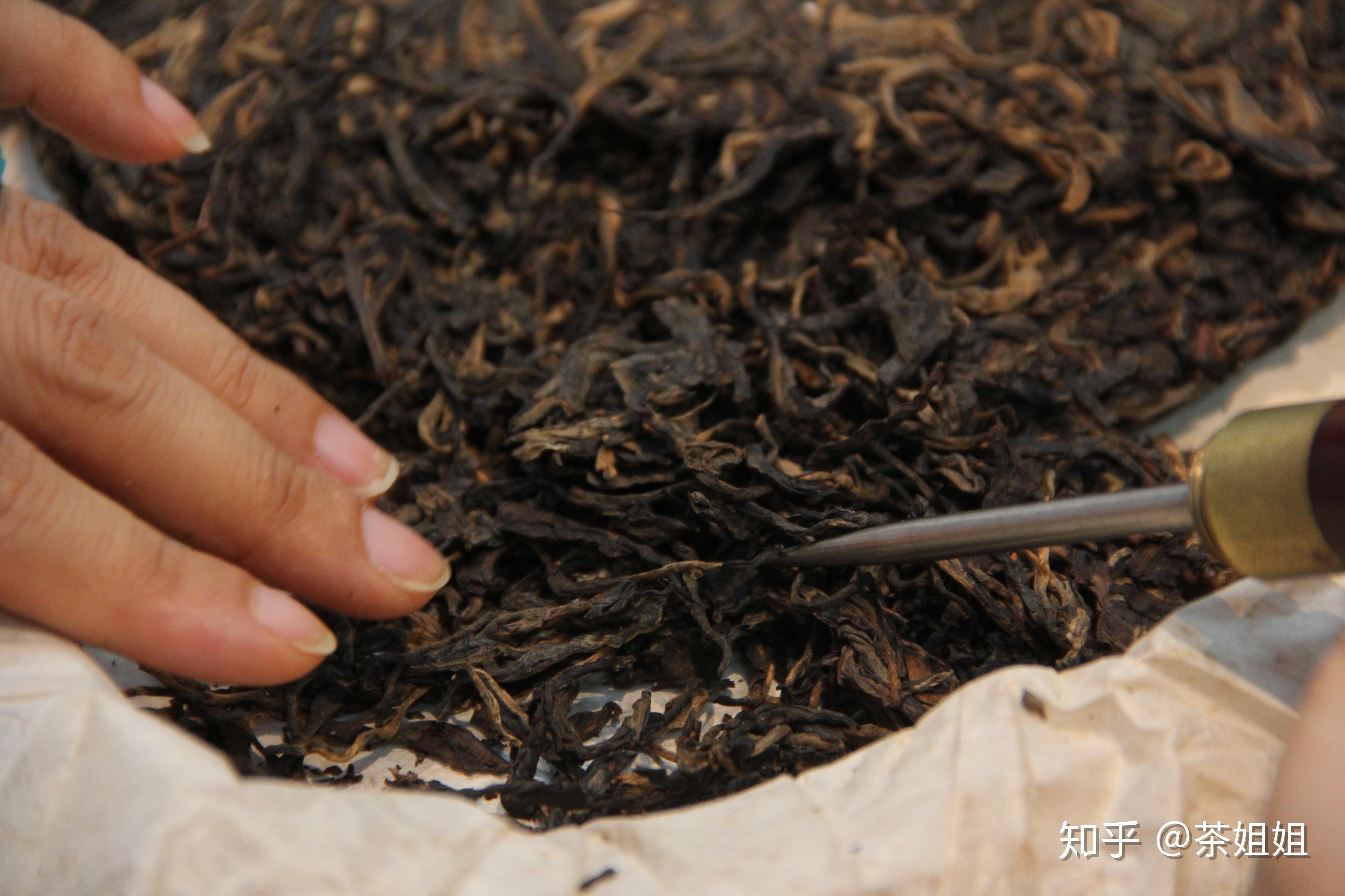 五曰,酌茶-用瓢向茶盏分茶;分茶时,要使各碗沬饽均匀(陆羽认为,茶汤的