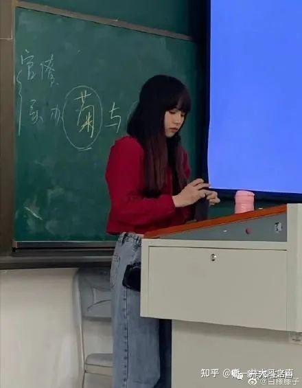 中国美女老师撞脸泰国女神lisa爆红 学生抢着上课 知乎