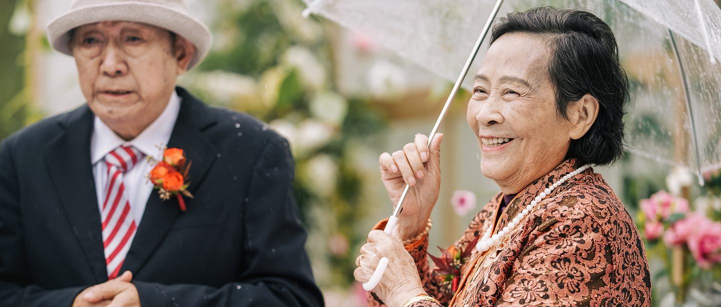 爷爷奶奶八十大寿 孙女为他们精心筹划60周年钻石婚纪念 有时候 爱的种子就是这样一代代传承下来的 知乎