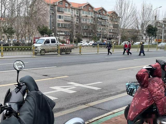 济南花园路上一幕一群老人在马路中央散步