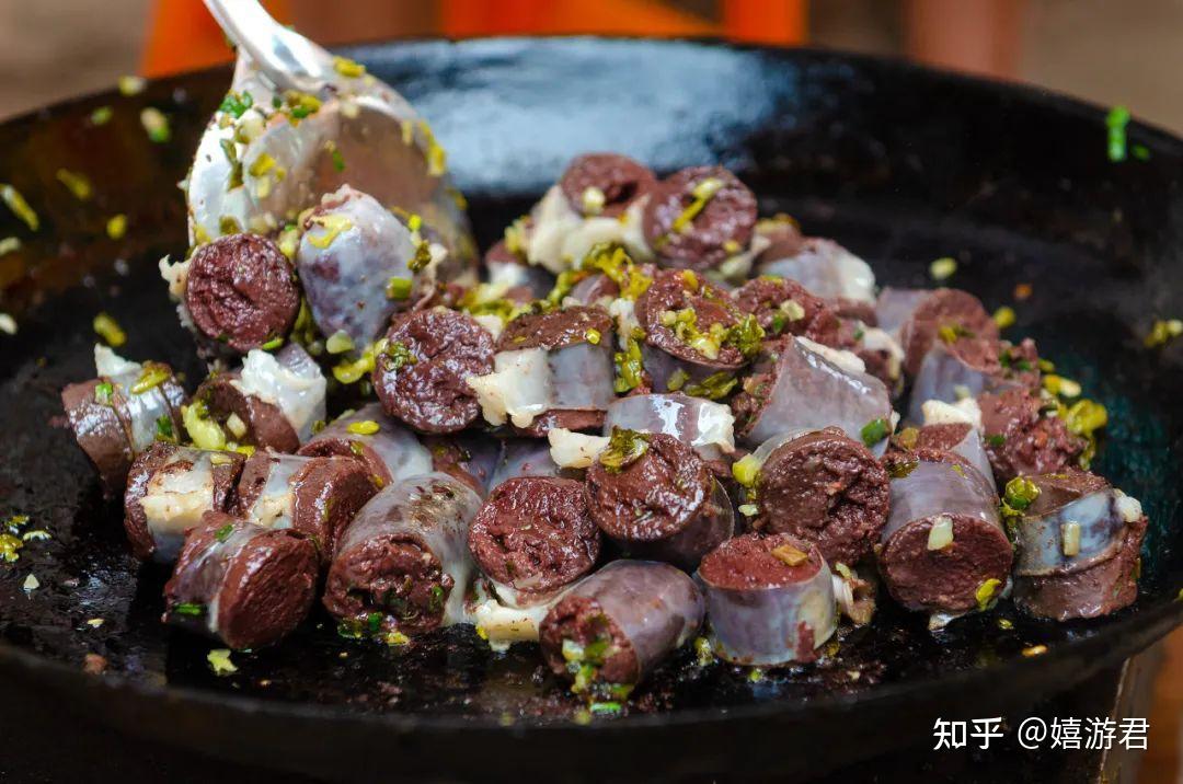 百色的烧烤也很精彩,烤猪鞭,烤宝盖(猪的头盖骨),烤隔山,烤鸡美丽(鸡