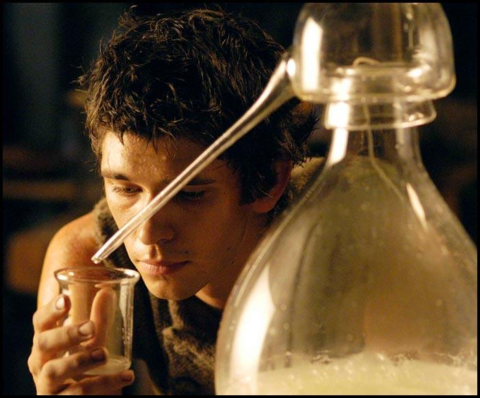 是一部讲述香水与杀人犯的电影,描述一位与人类不相往来,嗅觉异常