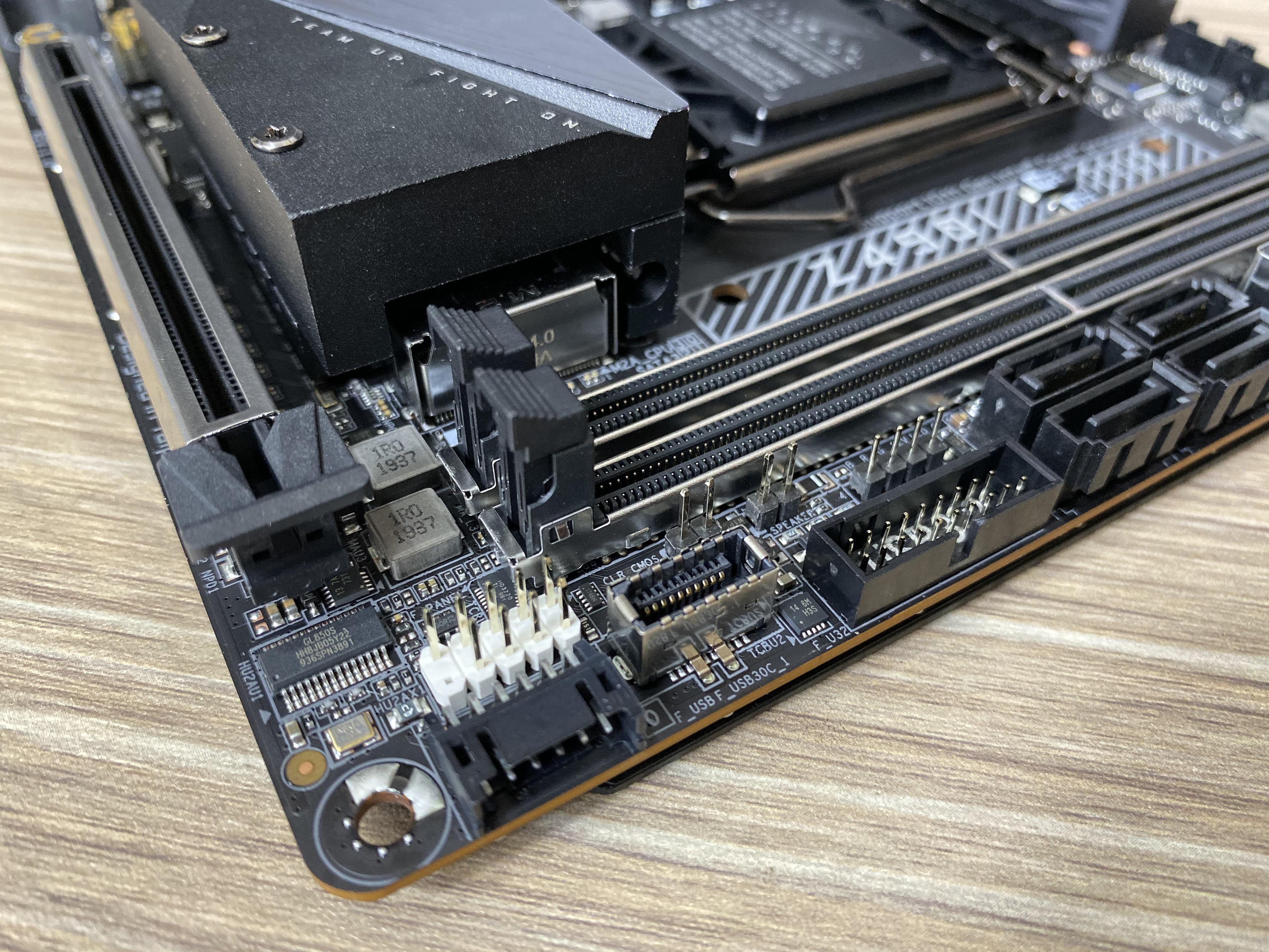 0接口的分线接口 1分2转接线在主板包装内也有送这代z490i采用了10曾