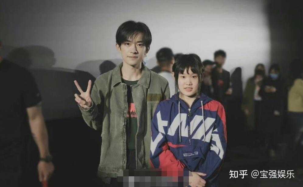 易烊千玺张家齐陈艾森合照曝光