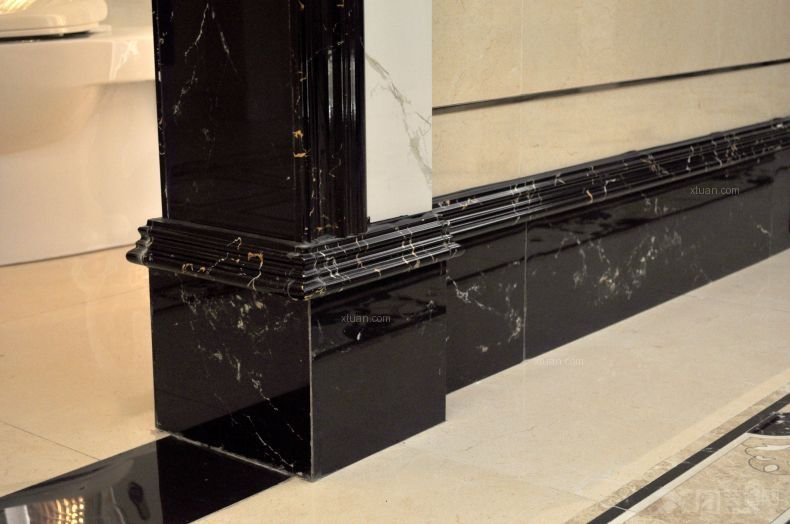 有人建议去石材店购买,石材店老板推荐黑色踢脚线,说看起来大气上档次