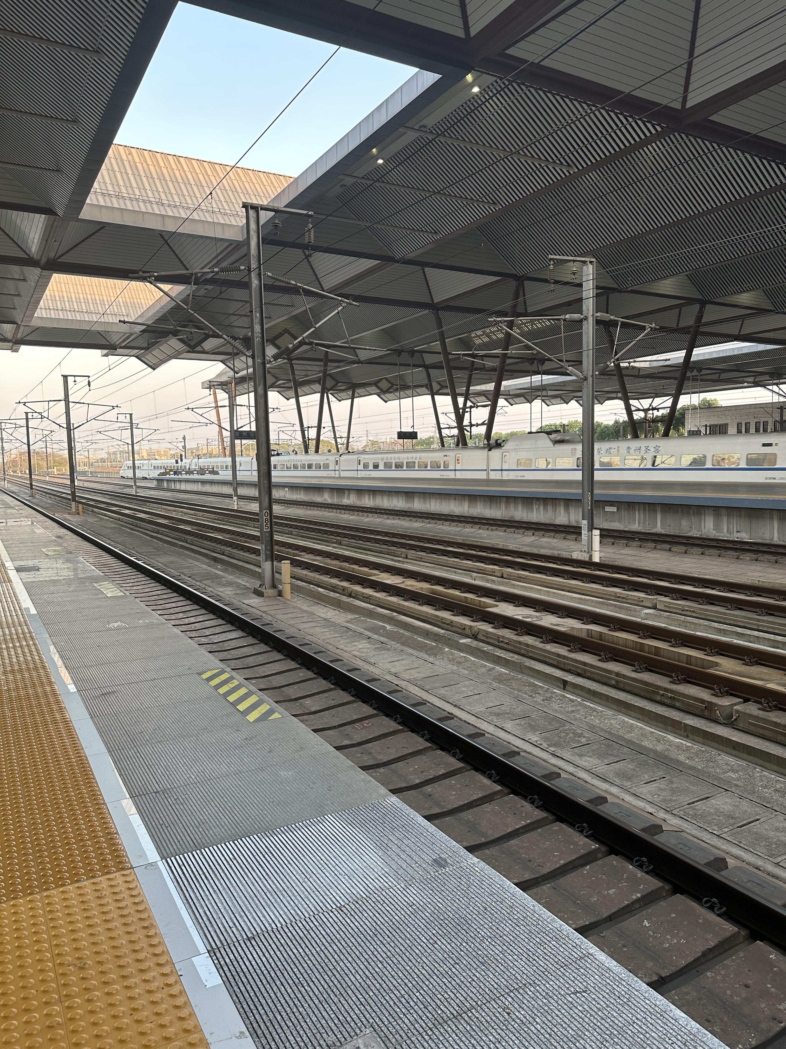 同一个高铁站里为什么铁轨的枕木有所不同?他们有什么区别?