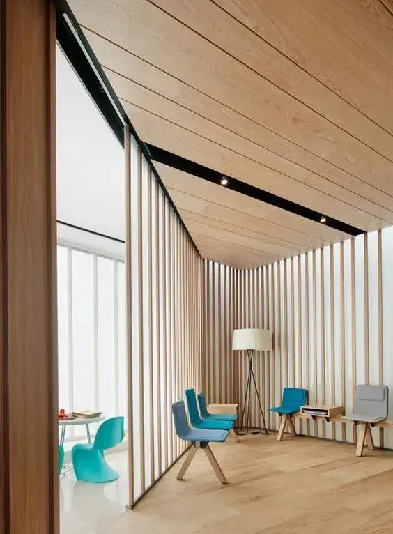 金属饰面板所采用的材料形式主要分为金属板,金属条,金属管为主.