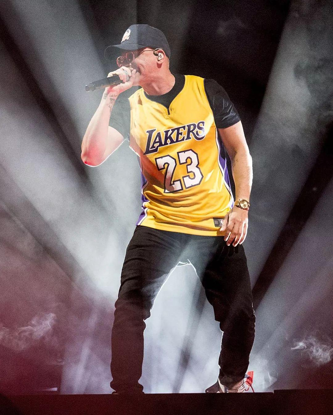 詹姆斯的影响力说唱歌手logic身穿湖人23号球衣登台表演