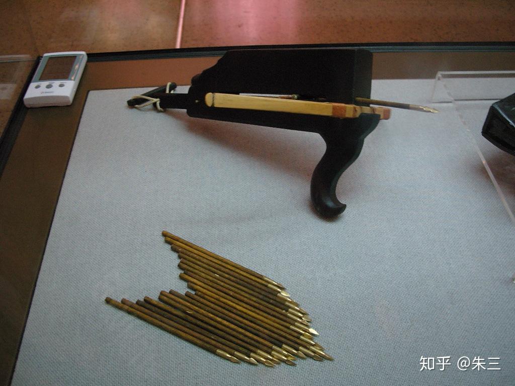 湖北江陵秦家嘴战国楚墓便出土过一具杠杆式连弩,该弩的弩臂长27.