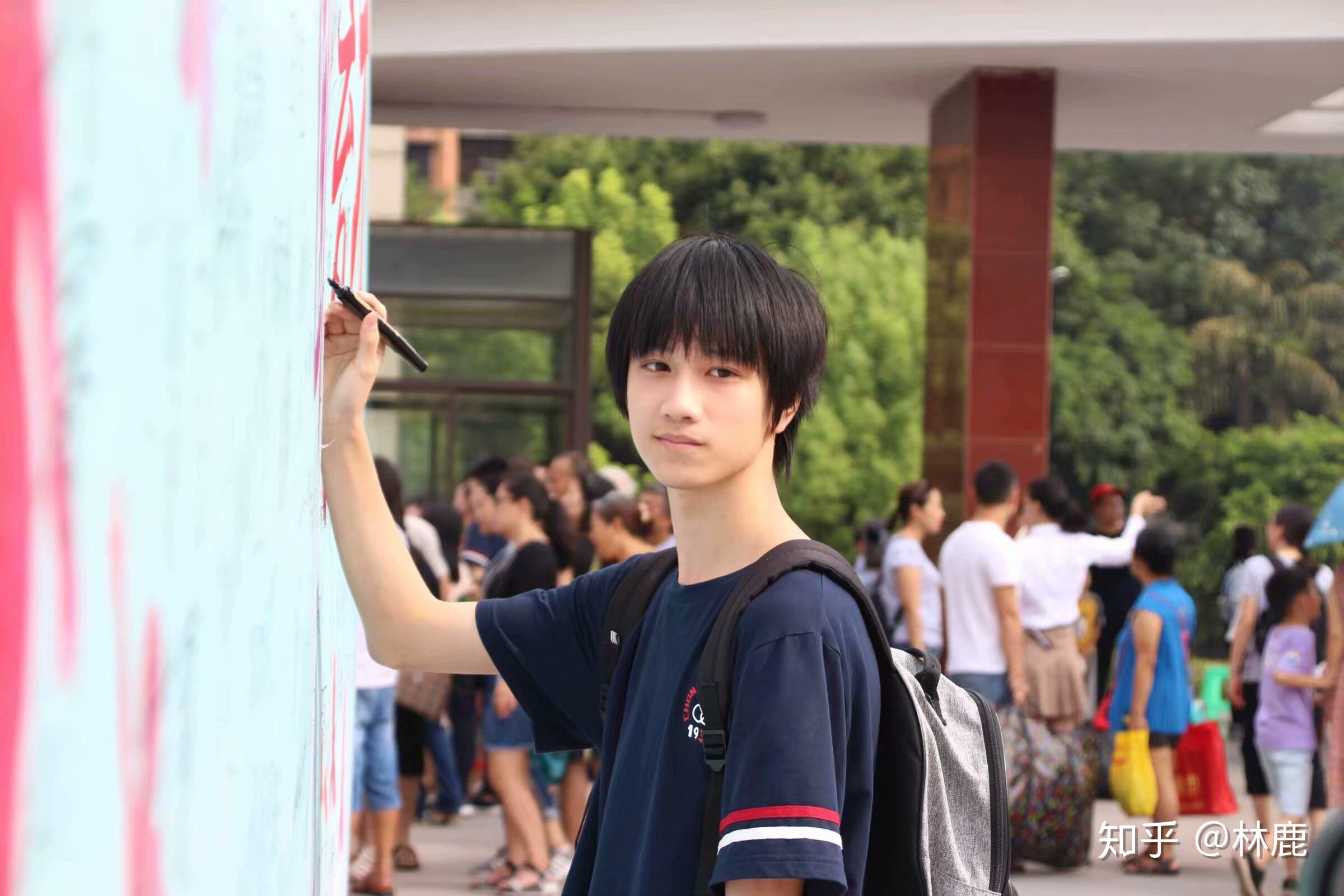 和丁程鑫马嘉祺敖子逸一个学校是什么体验?