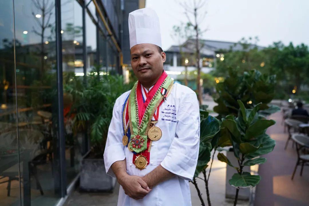 师从粤港澳名厨林振国大师1995年青岛丽晶酒店任职行政总厨,接待多位