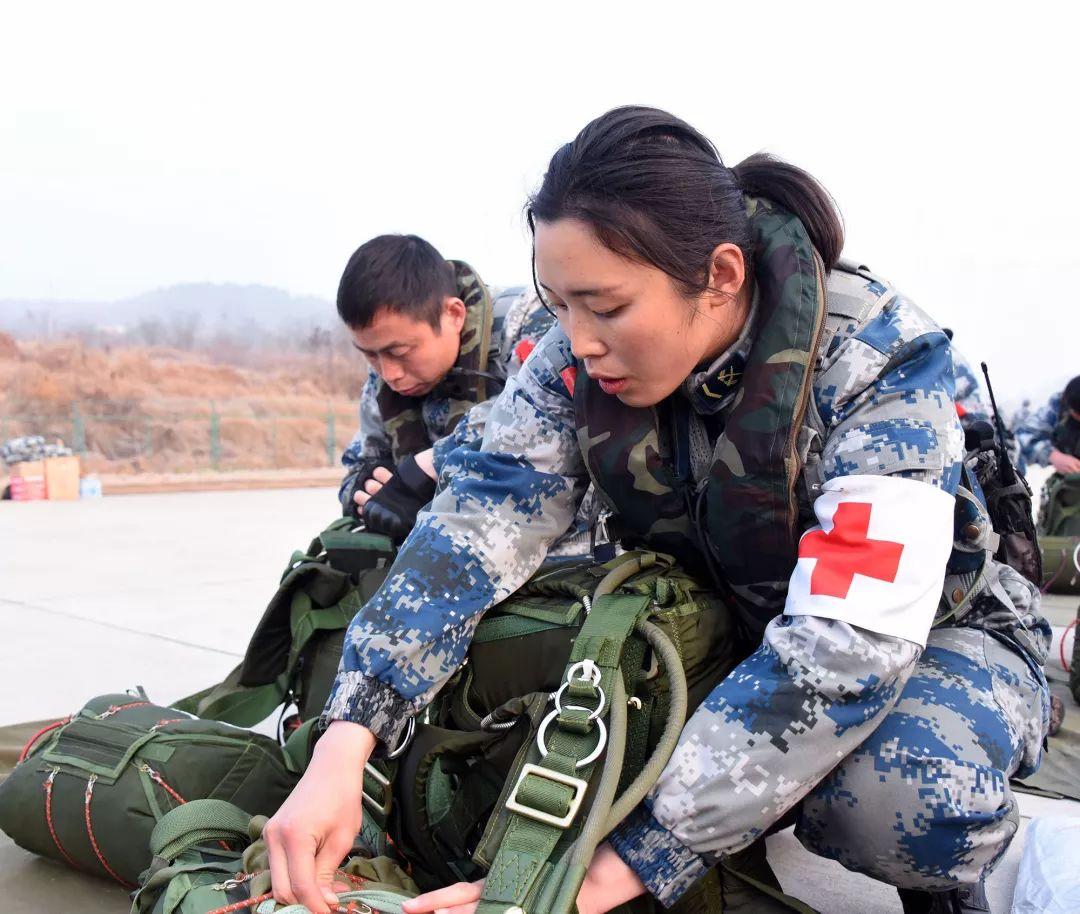 女卫生员也是战斗员