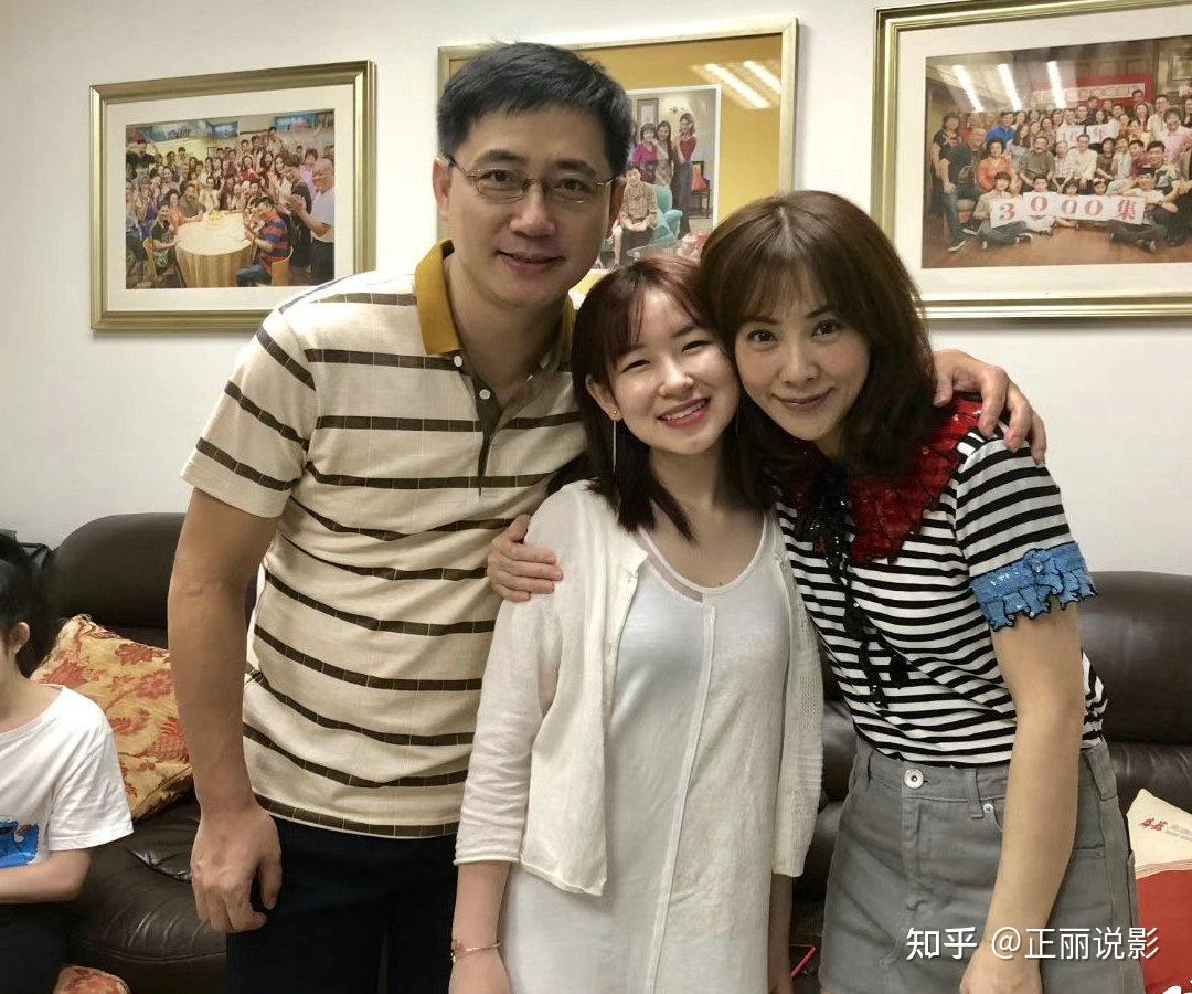 《外》剧康祈耀晒与黄菲当初结婚照,20年过去容颜和现在无异