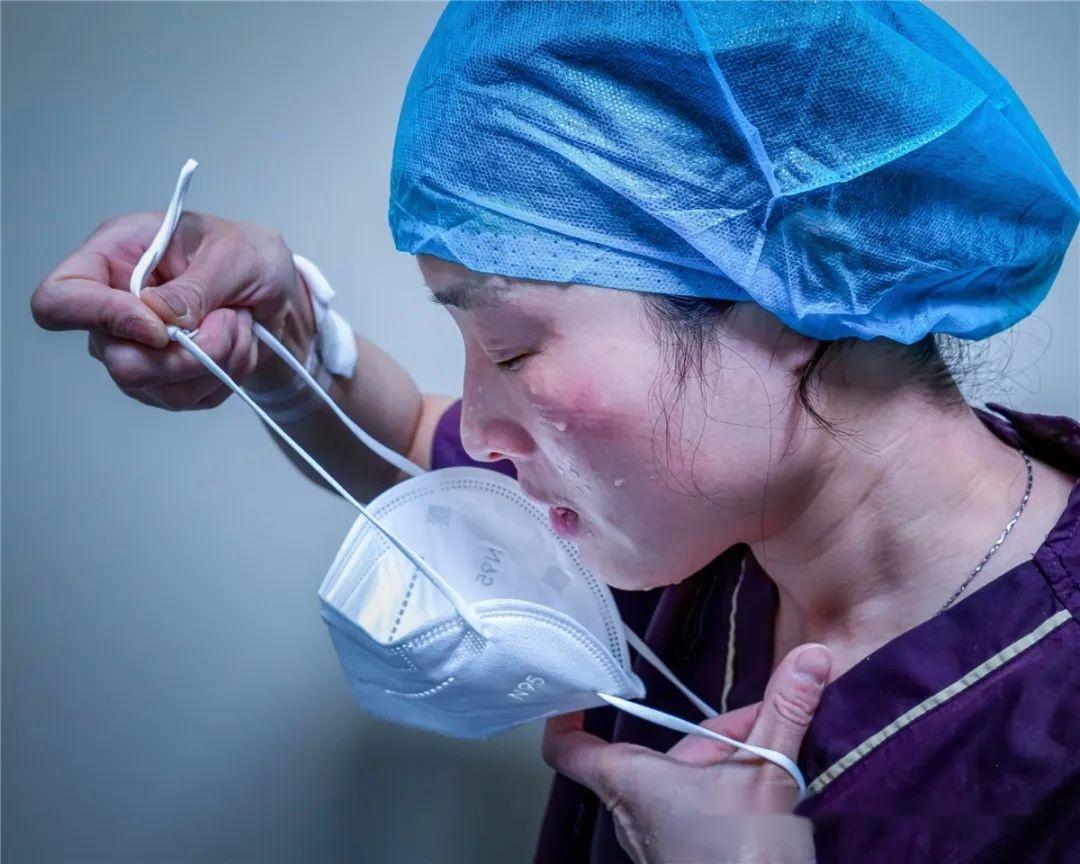 《摘下口罩的瞬间》孙瑞英 摄《航天人集体婚礼》张晓莲 摄《92岁的