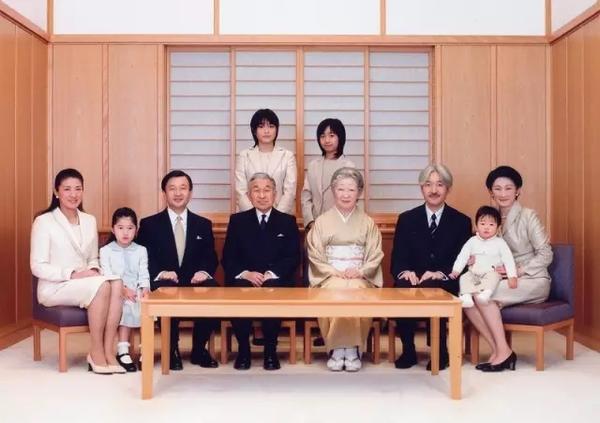 日本皇室全家福(中:明仁天皇夫妇与皇次子文仁的两