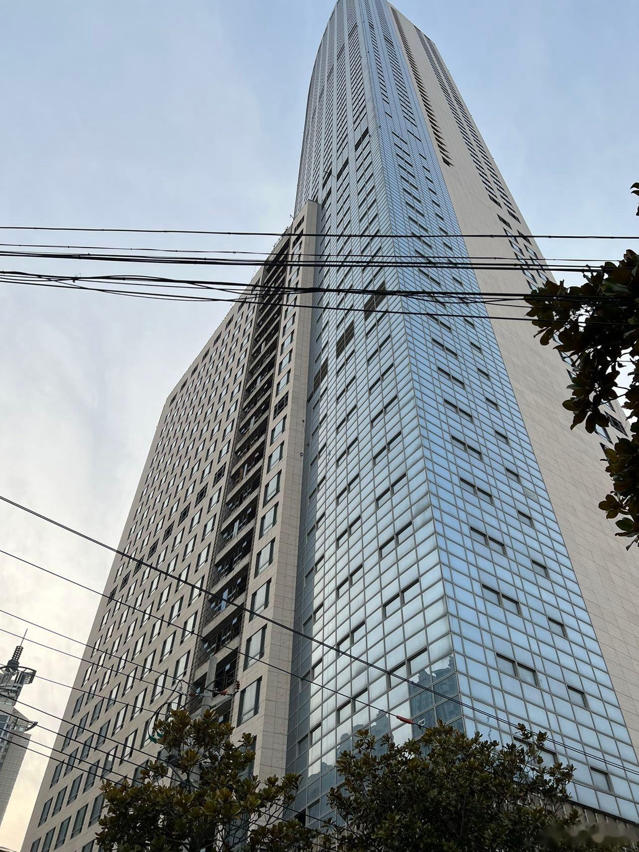 青岛q1财富中心烂尾楼开拍