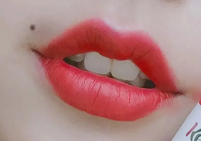 定妆术定定妆部位包括眉毛,鼻侧影,眼线,眼影,卧蚕,唇,人中窝,颌唇窝