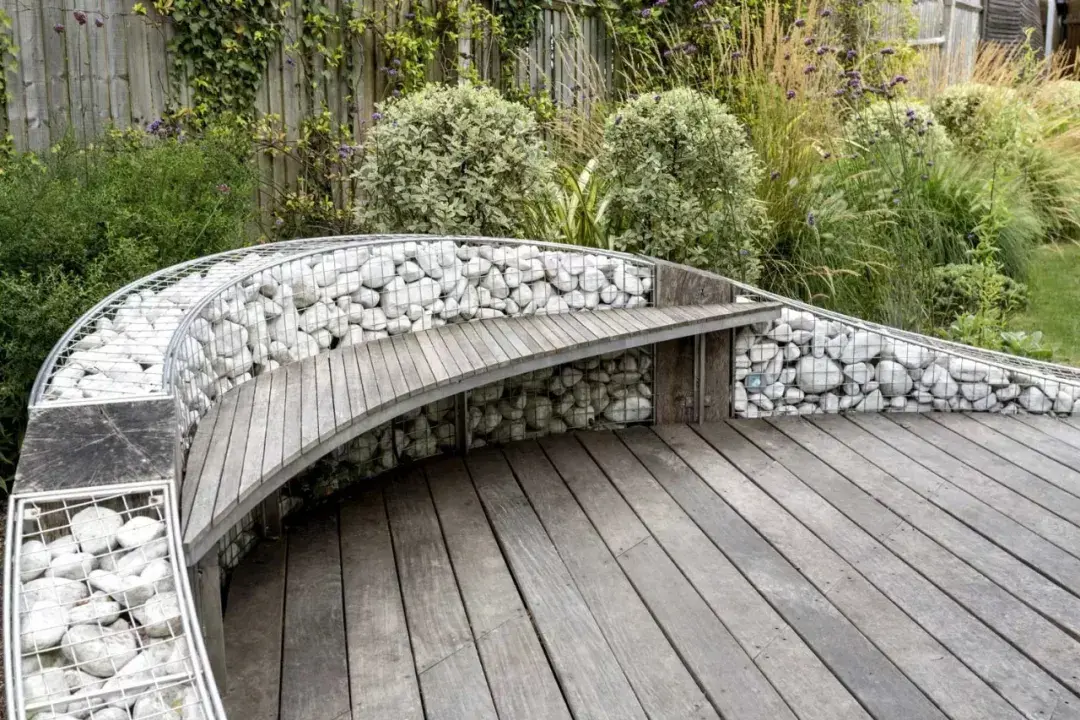 一根钢丝一堆石头演绎着不同的角色