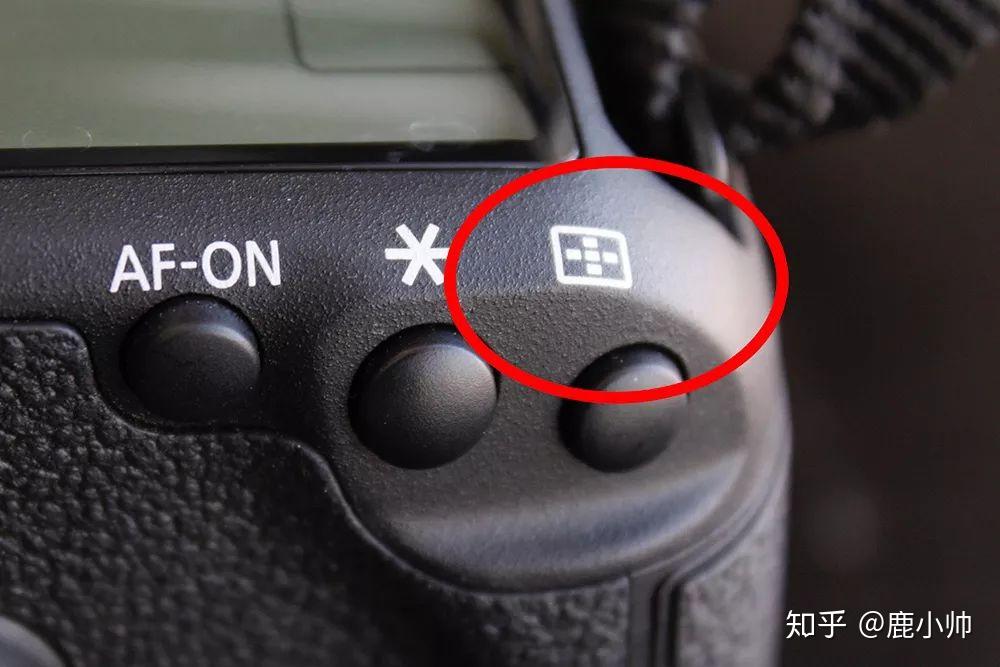 佳能5d3上调整对焦模式的开关,其他相机可能不同自动对焦一般相机默认