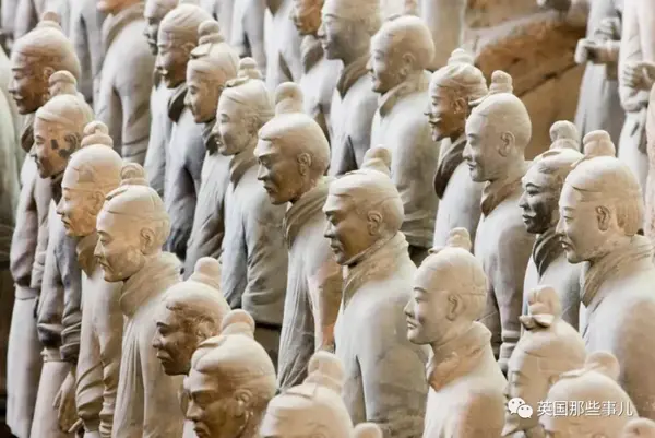 德国小伙假装兵马俑 德国小伙子跳进兵马俑 兵马俑马林