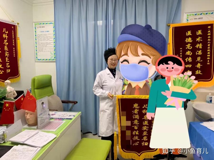 俊俊和妈妈为黄丽敏主任送上礼物和锦旗从与黄主任差不多高74比黄