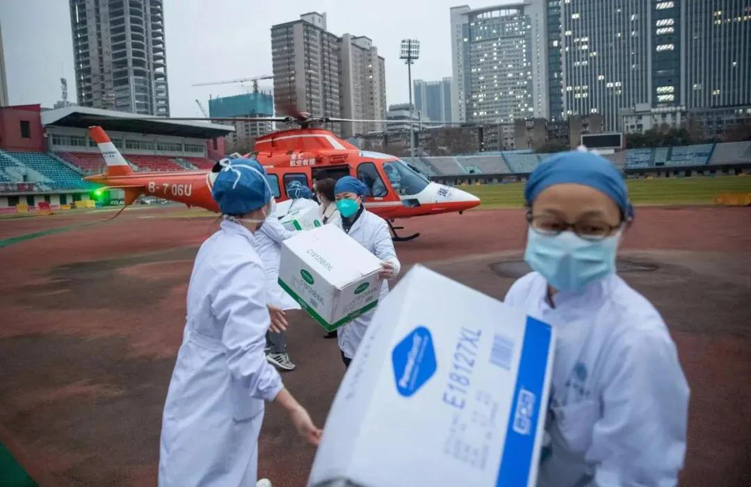 疫情初期武汉病患激增,很多医院一床难求,医生超负荷工作和医疗资源的