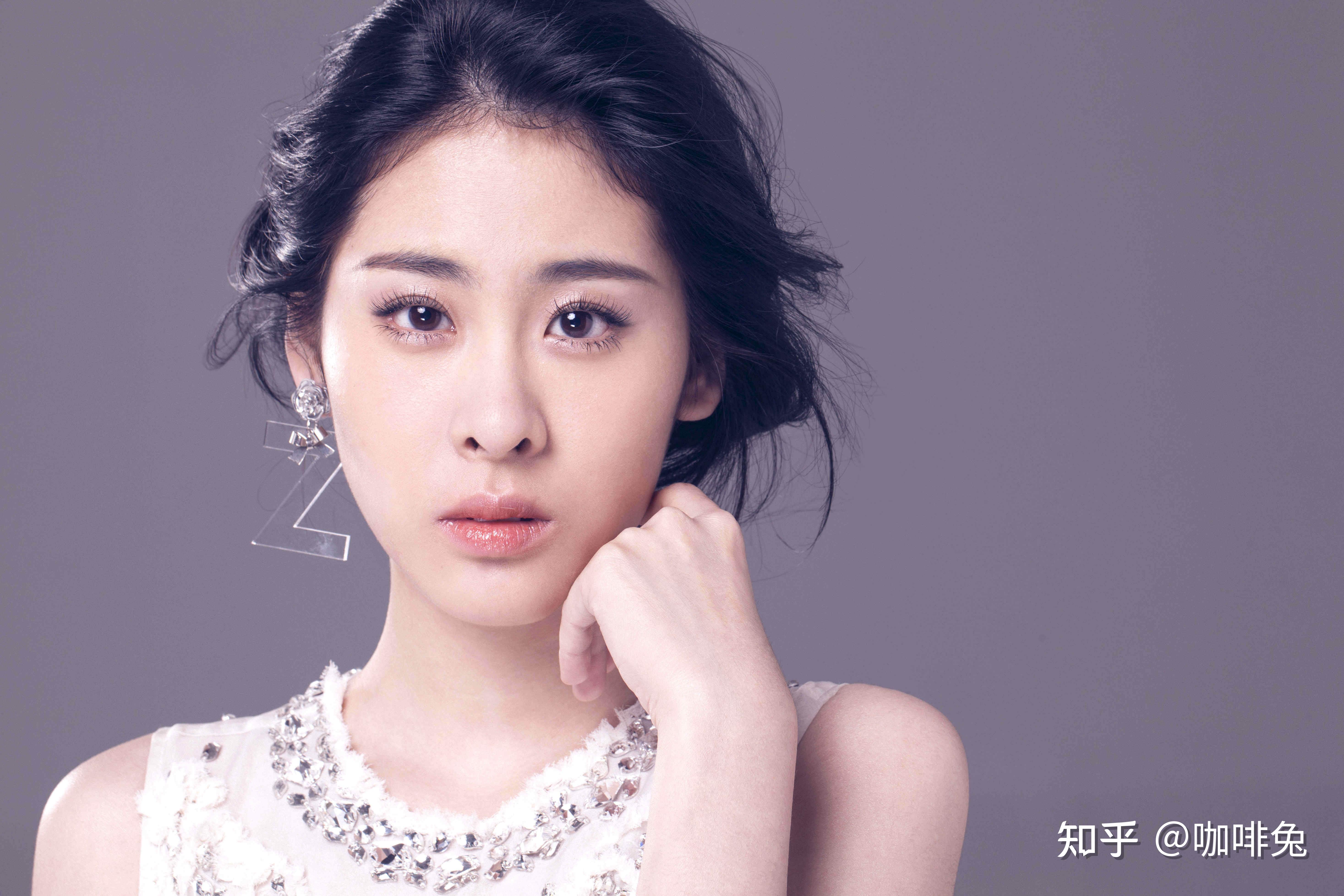 肤白貌美外加大长腿,张碧晨的时尚写真,下身的亮点太多, - 知乎