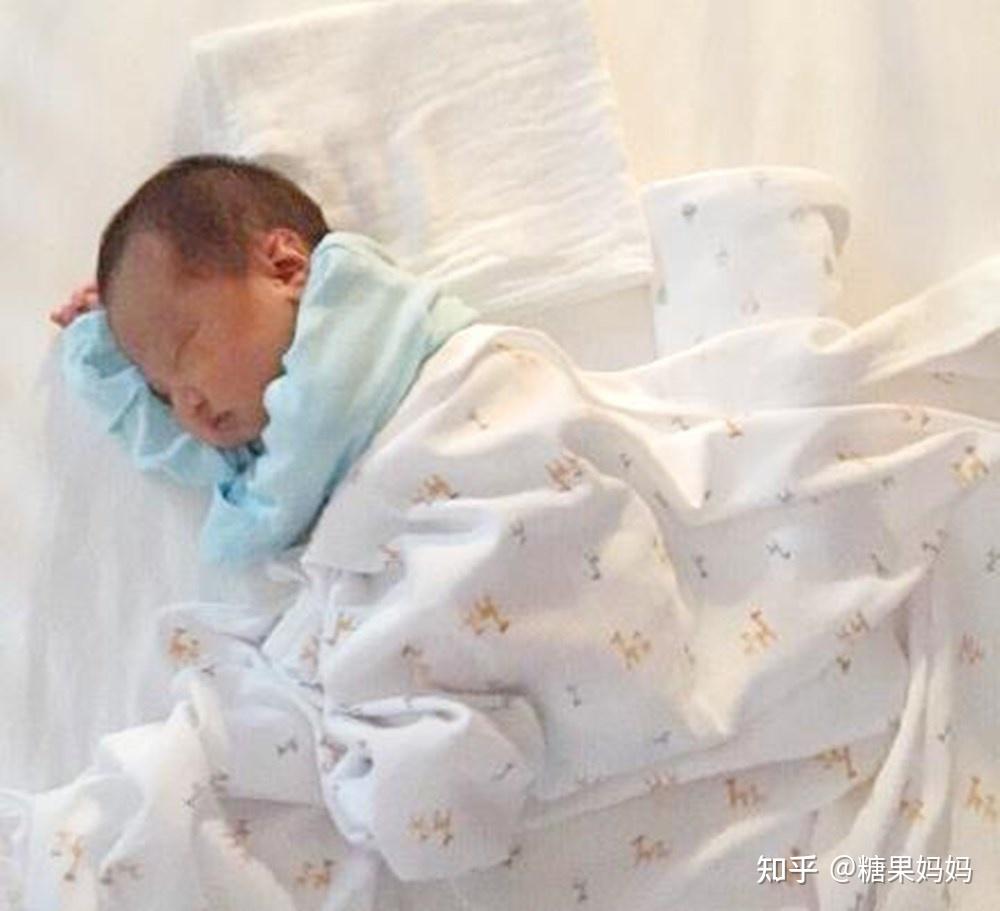 袁弘"与娃同睡"受质疑,孩子睡觉时,家长要注意哪些事情?