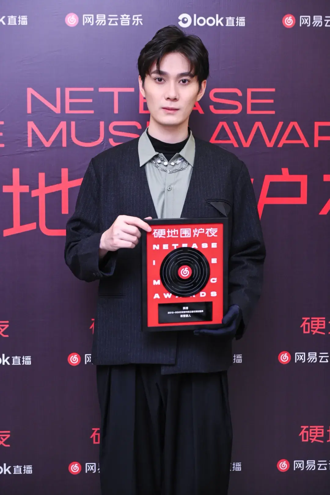 过去三年来,裘德一步一个脚印,最终入围了去年的金曲奖最佳男歌手