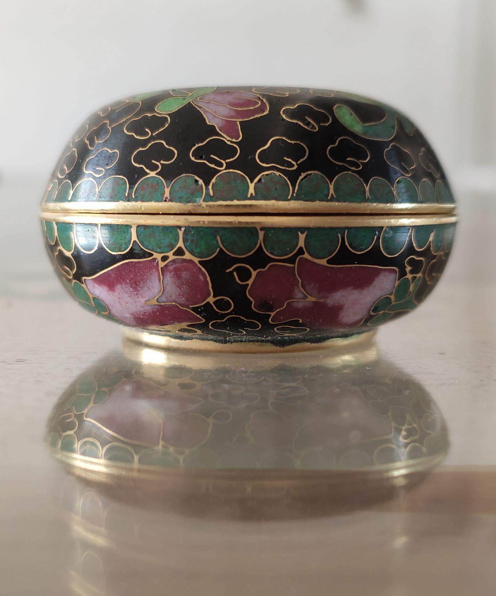 景泰蓝正名"铜胎掐丝珐琅",俗名"珐蓝",又称"嵌珐琅",是一种在铜质的