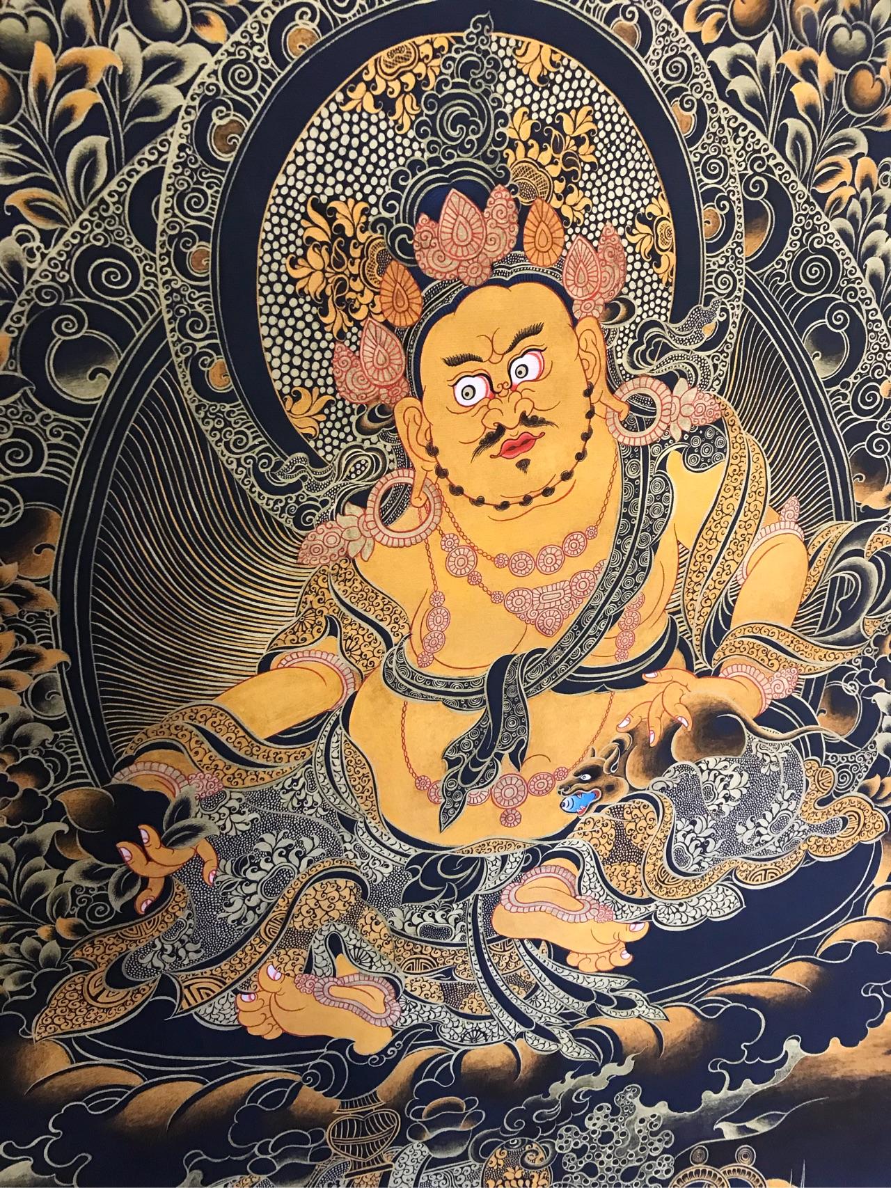 画面为黄财神.左手捏着的,一般人叫老鼠.其实学名叫猫鼬,是龙的化现.