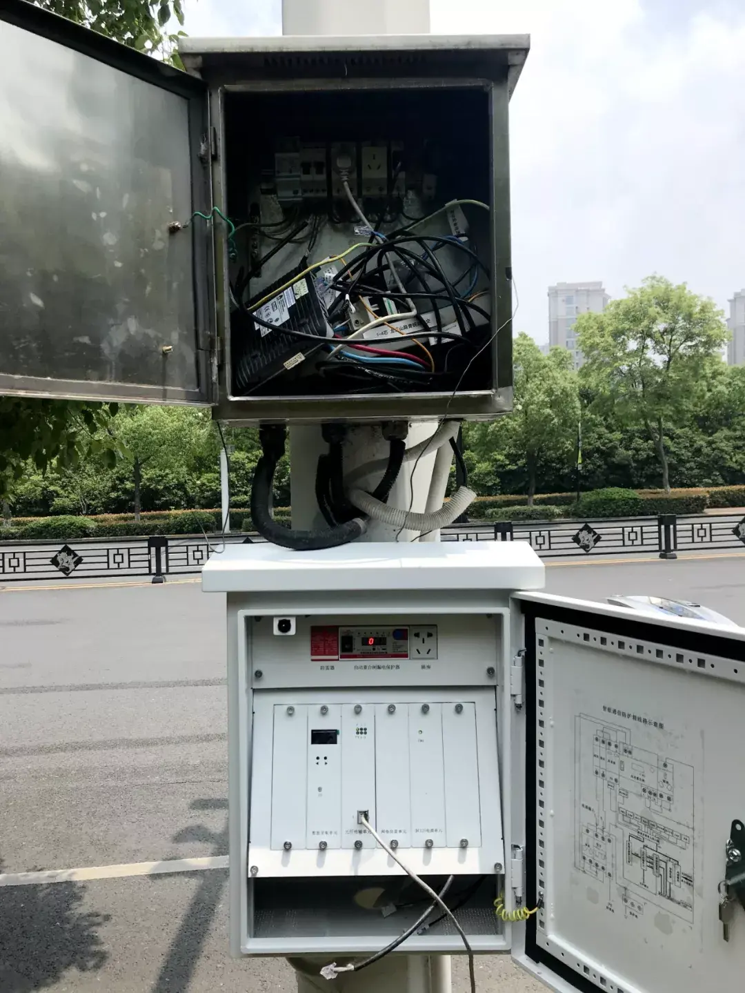 和制造经验,博科思智能监控箱在传统防护箱的升级创新也有着较大突破