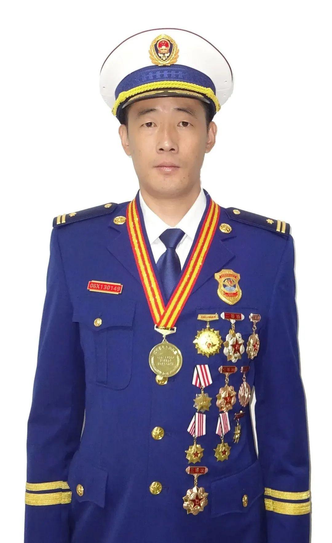 14人被表彰为二级英雄模范!