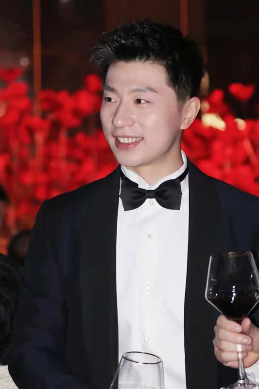 乒乓王子马龙不愧是男神穿出西装帅出天际刘国梁都羡慕