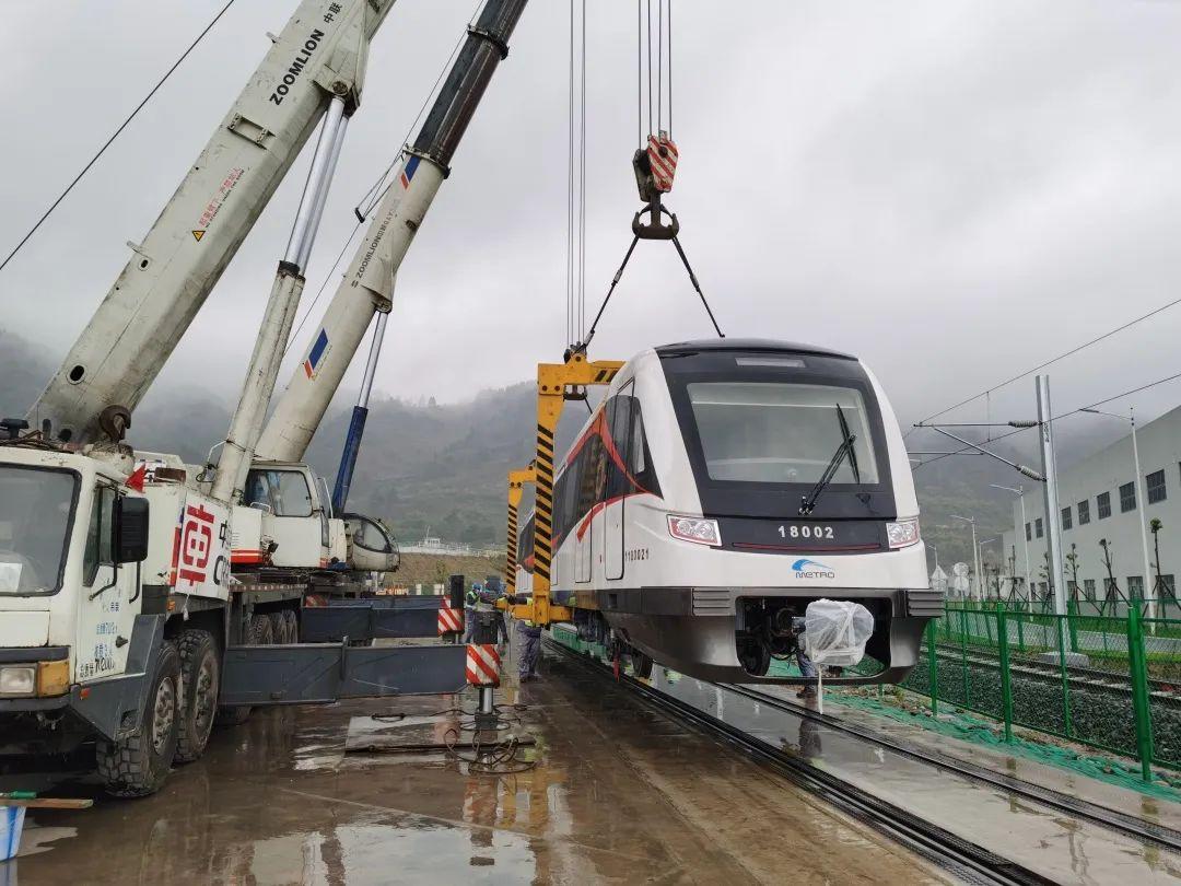 3月2日上午,在龙泉山脚下,成都地铁合江车辆段内,轨道交通18号线一