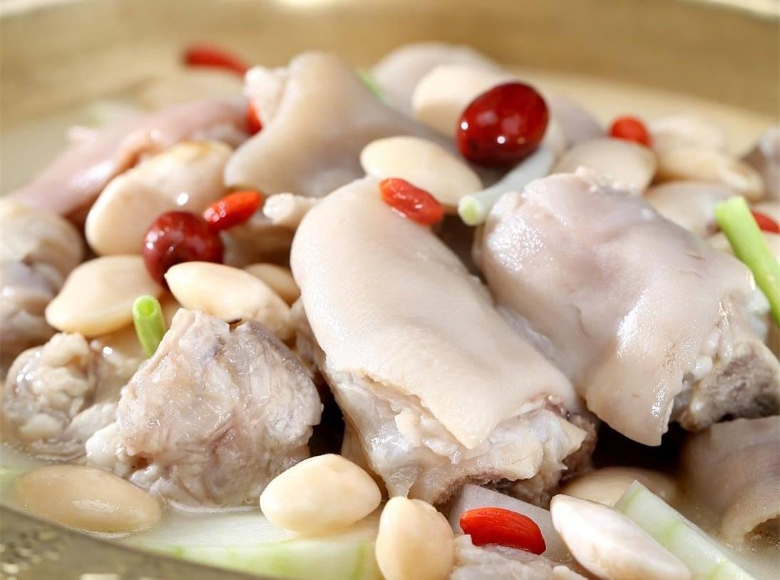大家的家庭食谱里不知道有没有一道菜叫做白芸豆炖猪蹄?