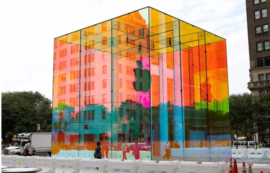 这家旗舰店最大的特色,就是box采用了特殊材料包裹玻璃立方体,薄膜和