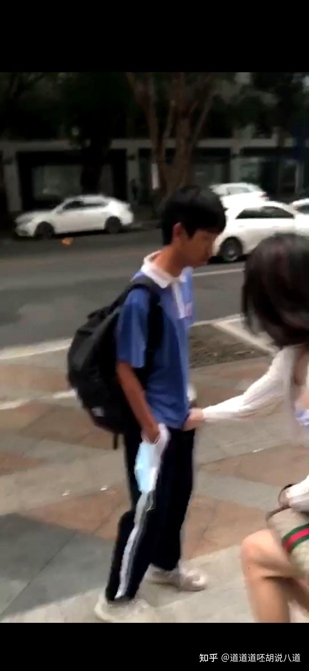 女生踢男生下体或者抓蛋算性骚扰吗