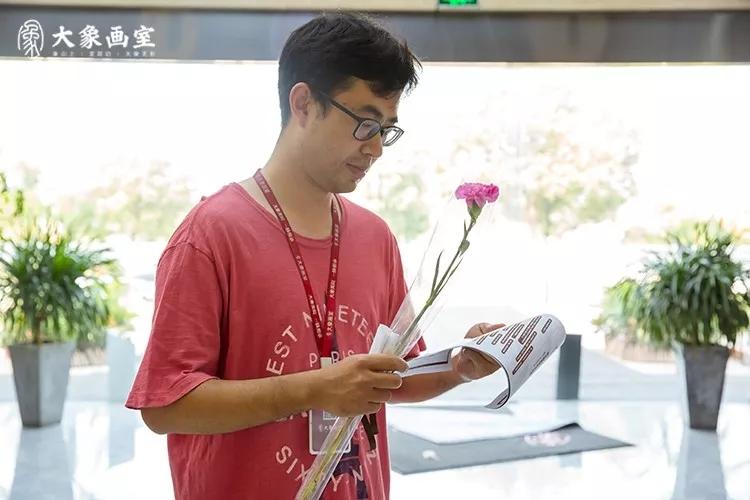  每当我走过老师窗前>静静的深夜群星在闪耀/老师的房间彻夜明亮