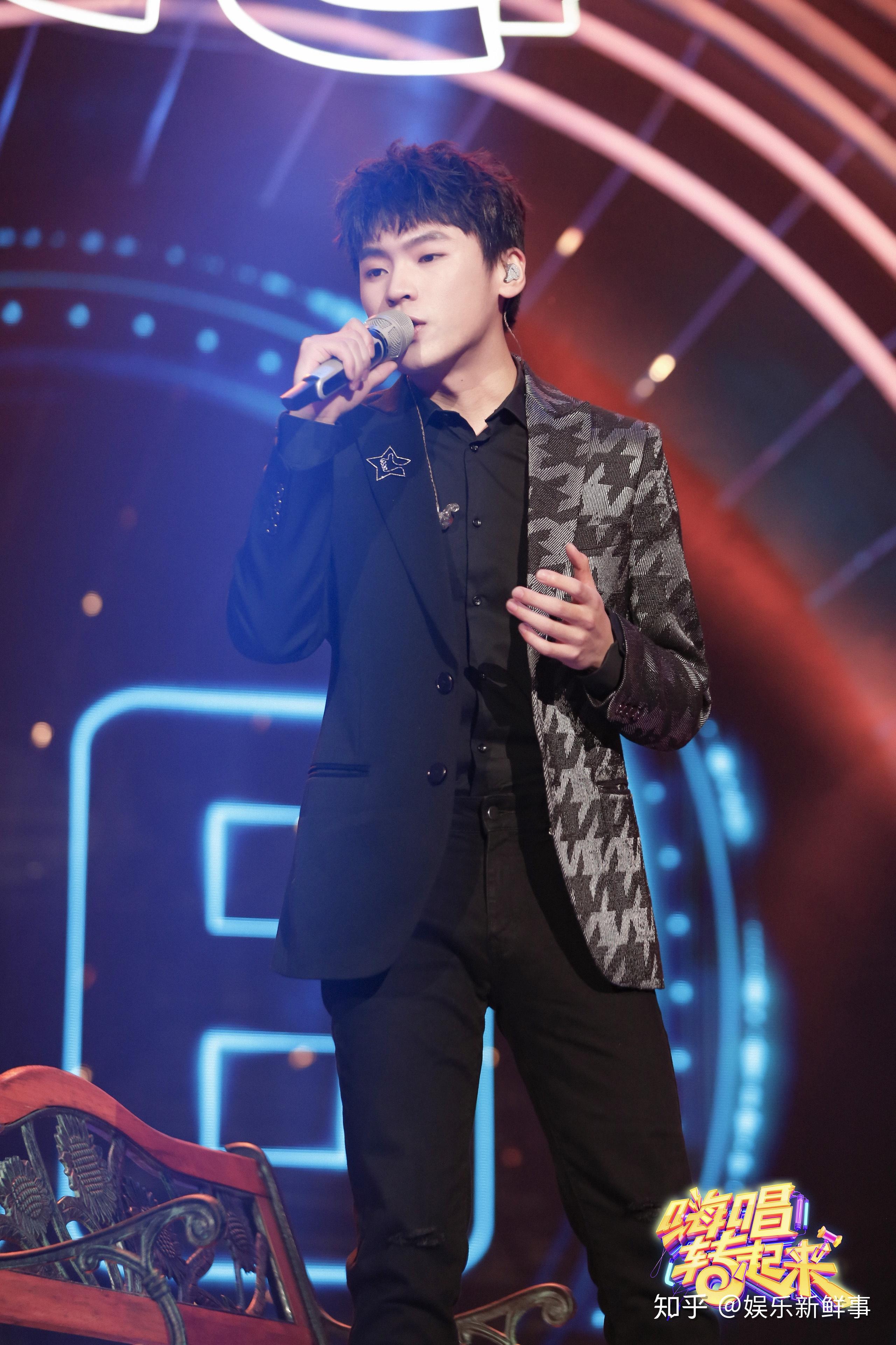 樊凯杰与谢娜在湖南卫视原创音乐综艺《嗨唱转起来》收官之夜中惊喜