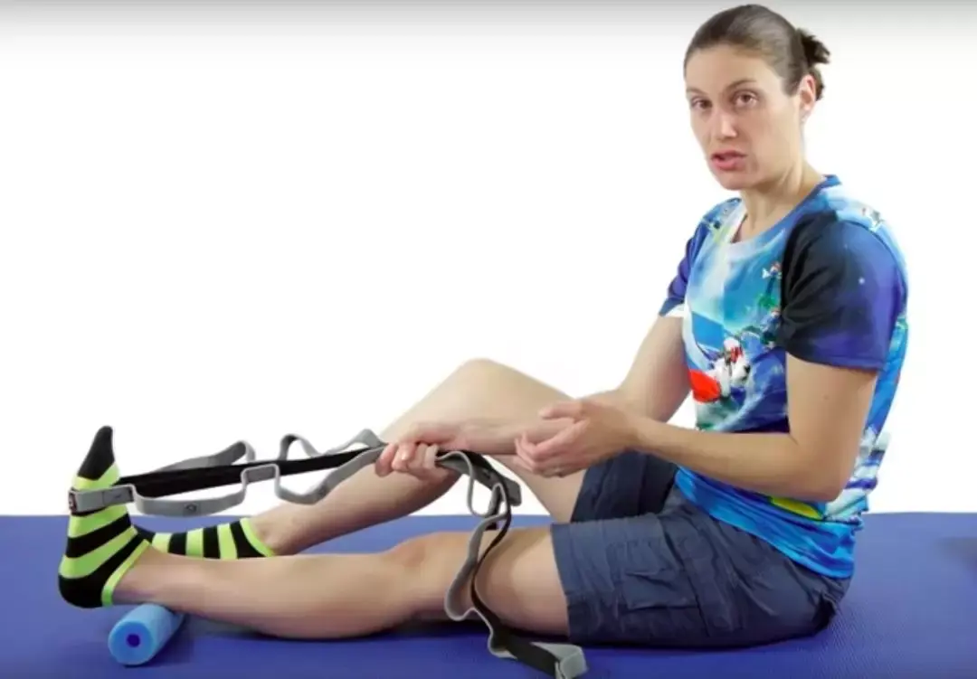 拉伸小腿肌肉这些肌肉包裹在膝盖周围,控制膝盖的活动性.