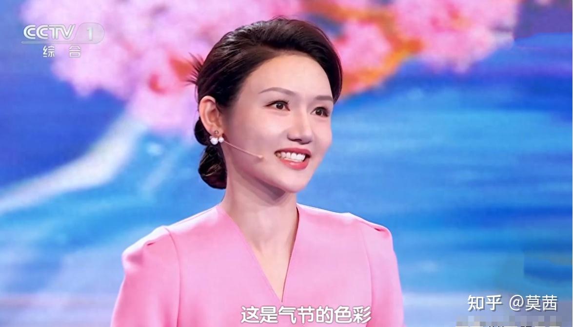 央视主播海霞:嫁清华教授,女儿比她还美,52岁有了新身份