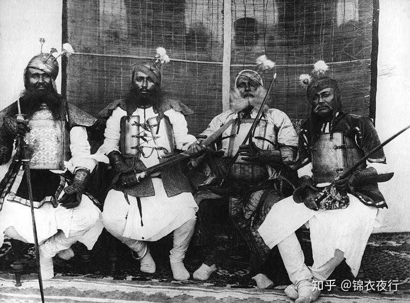 穿戴四镜甲的印度武士四镜甲在16世纪时期,通过波