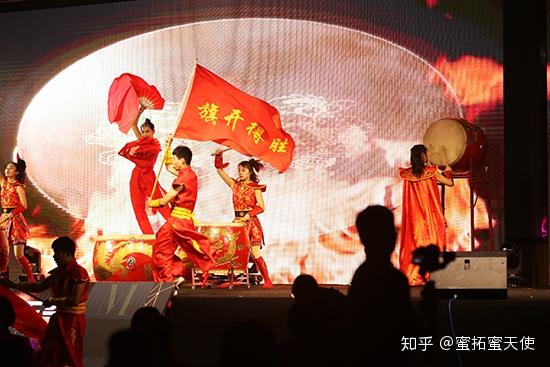 《旗开得胜》鼓舞表演鼓声阵阵,灸菌童星朗诵正式拉开晚会序幕,年会