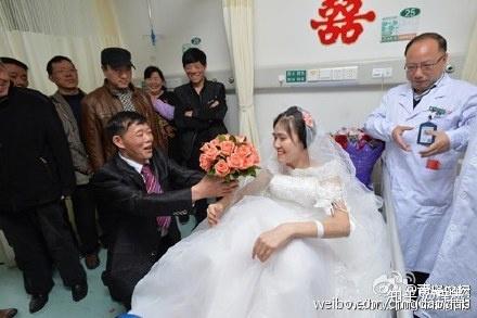 殡仪馆里的爱情故事:为亡妻守灵7天,办完婚礼办葬礼,大连小伙诠释爱情